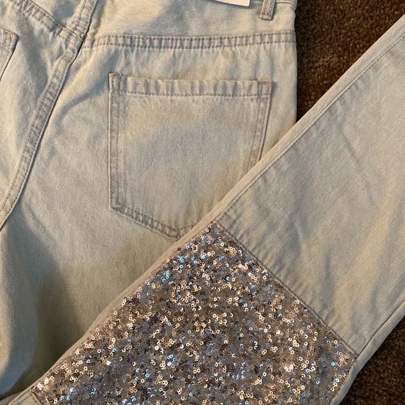 Concert Jeans 👖, ready to spice up any fit! High waist and super cute 🥰 - Picture 3 of 9